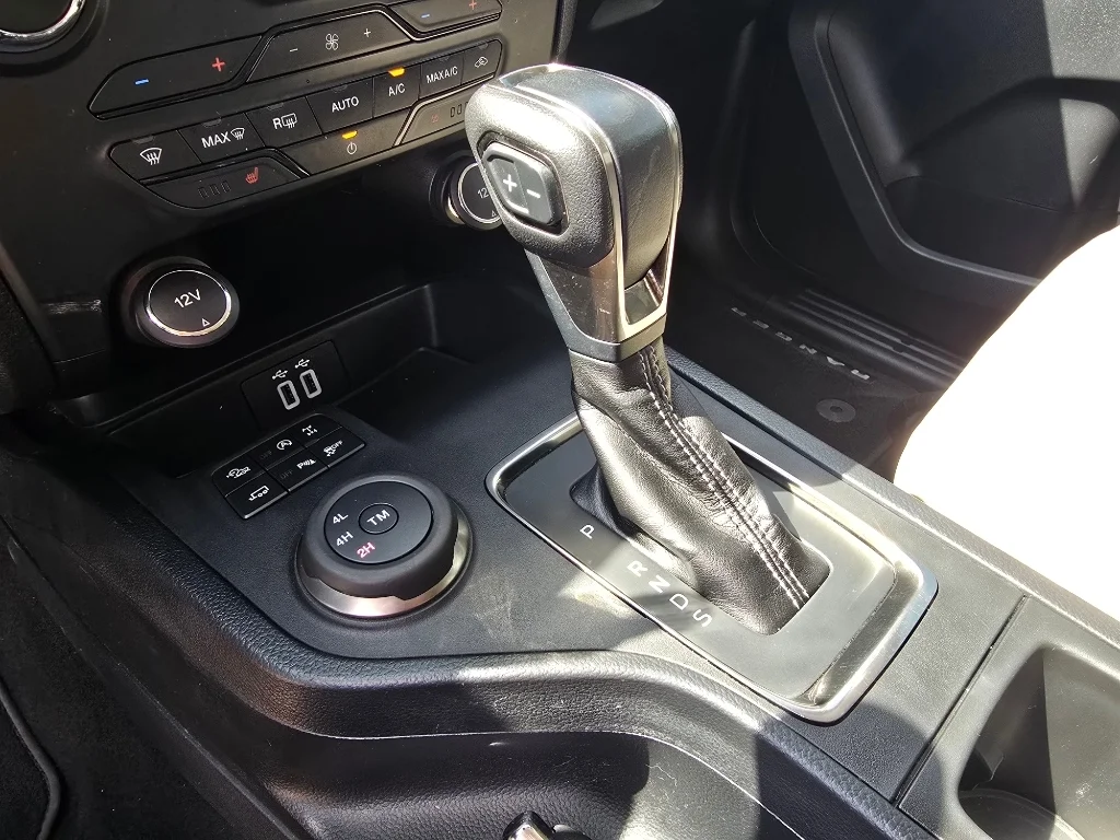 Used 2019 White Platinum Tri-Coat Ford LARIAT image 21