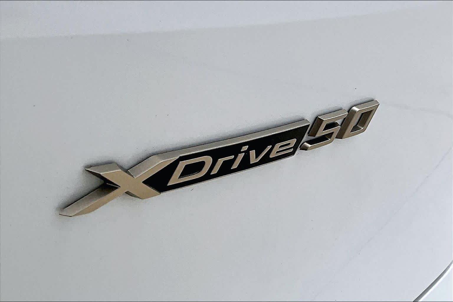 Used 2024 Mineral White Metallic BMW xDrive50 image 9