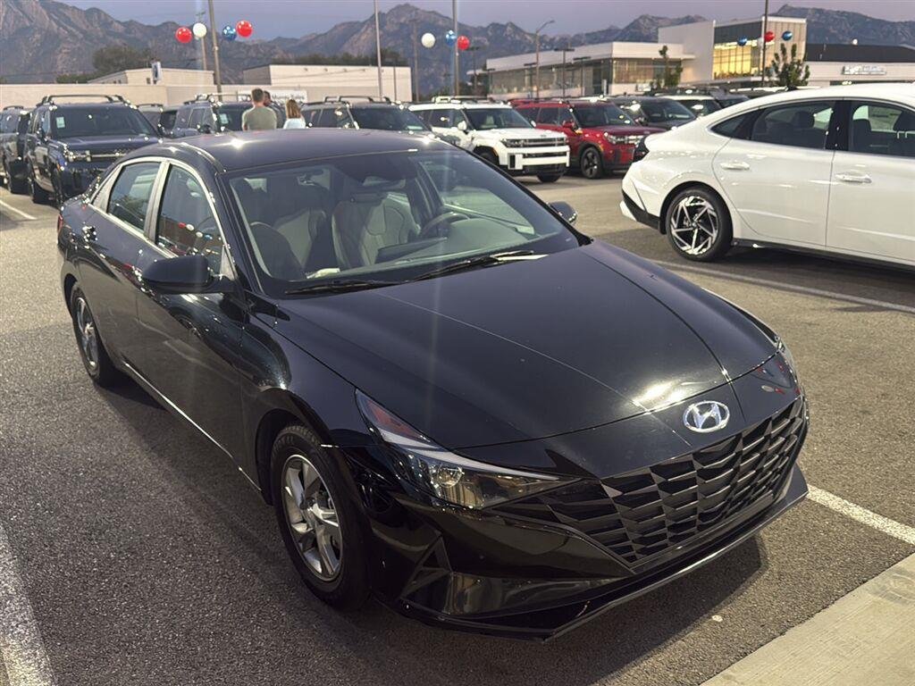 Used 2022 Phantom Black Hyundai SE image 2