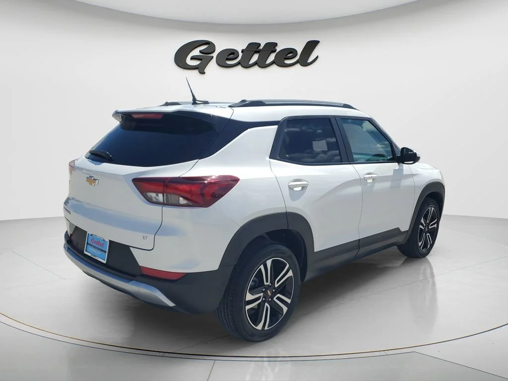 Used 2024 Iridescent Pearl Tricoat Chevrolet LT image 5