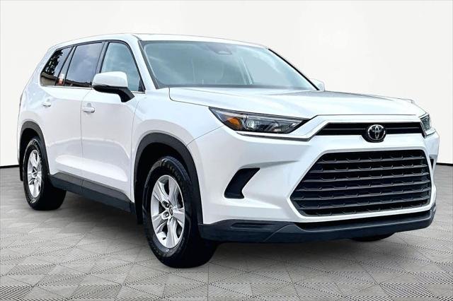 Certified Used 2025 WIND CHILL PEARL Toyota  image 3