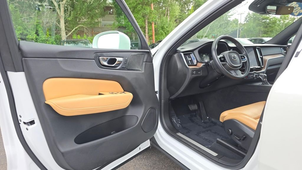 Used 2020 White Volvo T5 Inscription image 19