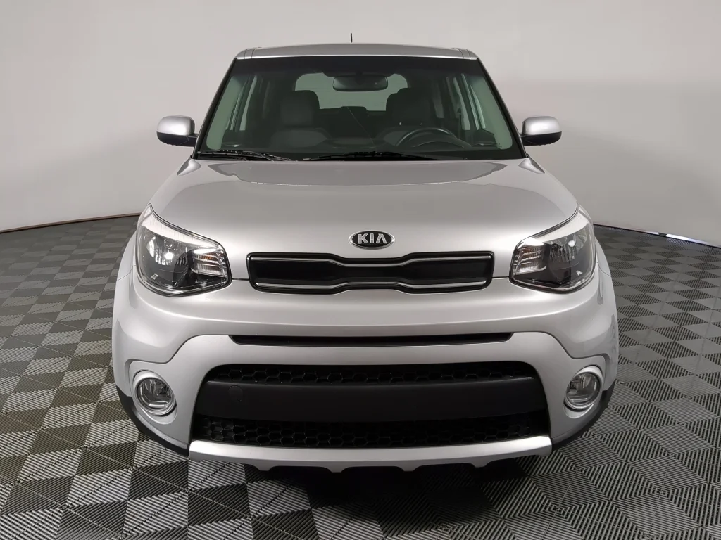 Used 2018 Silver Kia + image 3