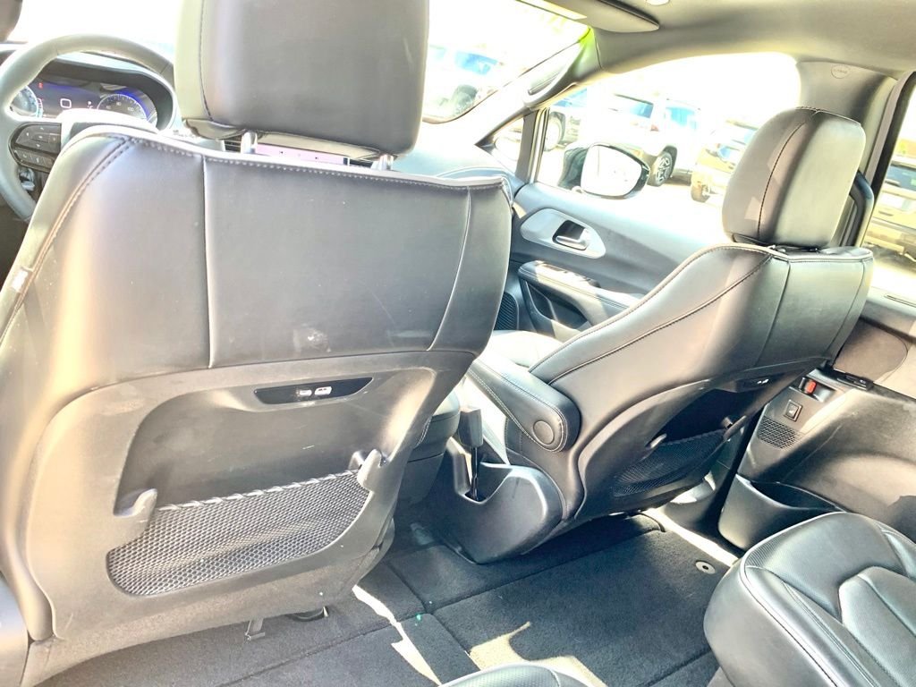 Used 2025 White Chrysler Limited image 18