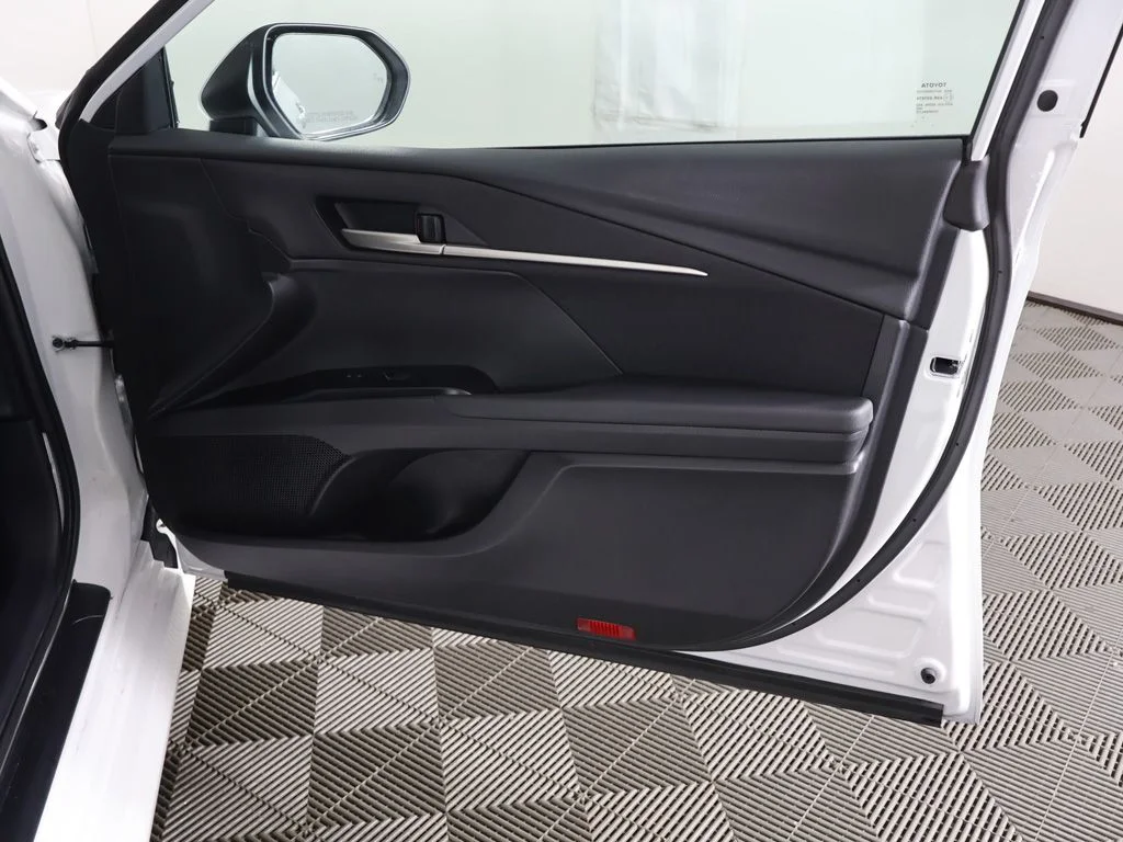 Used 2025 White Toyota LE image 18