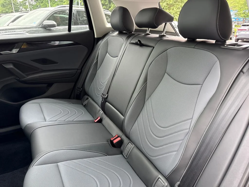 New 2026 Deep Black Pearl Volkswagen SE image 23