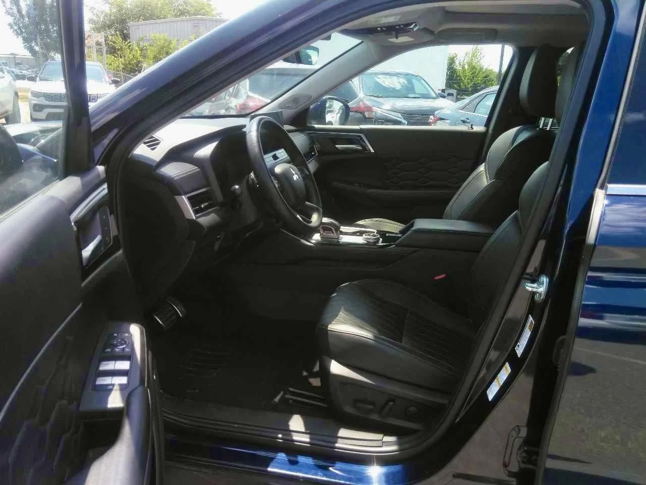 Used 2025  Mitsubishi SEL image 6