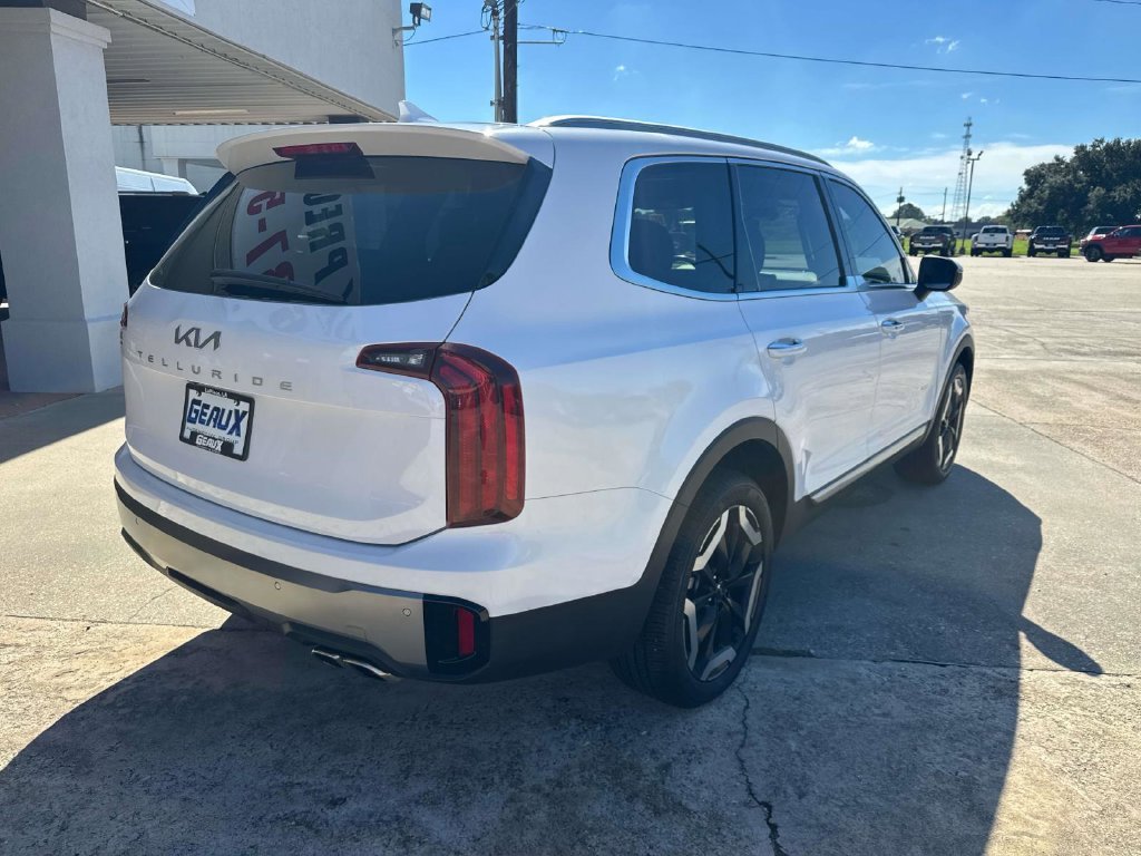 Used 2025 White Kia S image 15