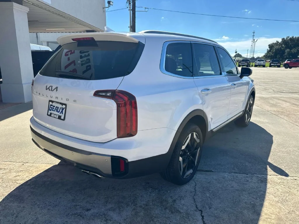 Used 2025 White Kia S image 15