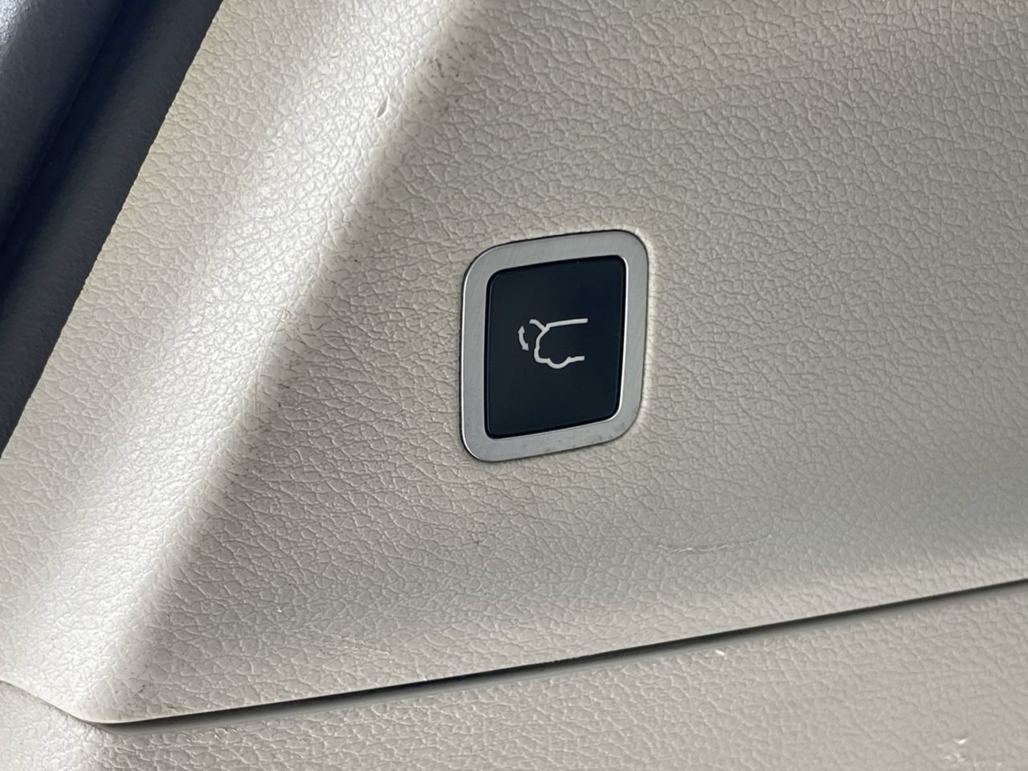 Used 2017 Tusk White Chrysler Platinum image 9