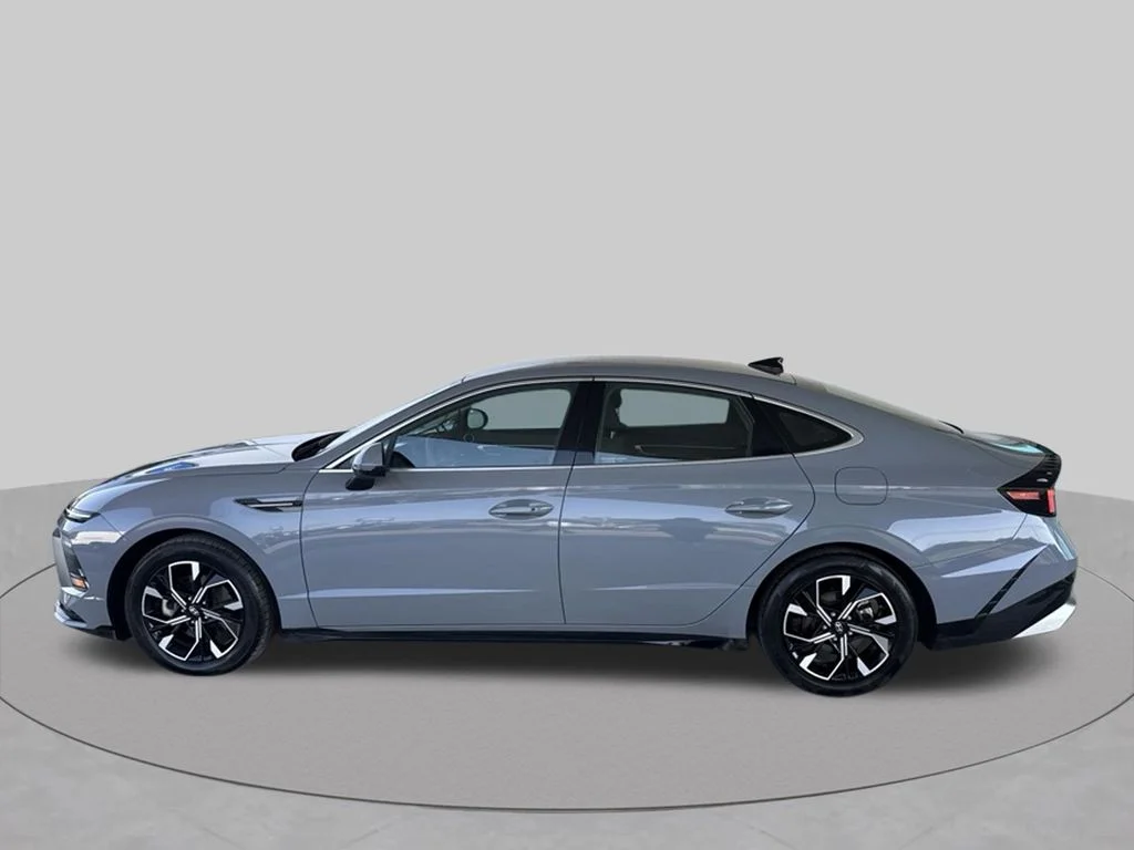 Used 2025 Blue Hyundai SEL image 4