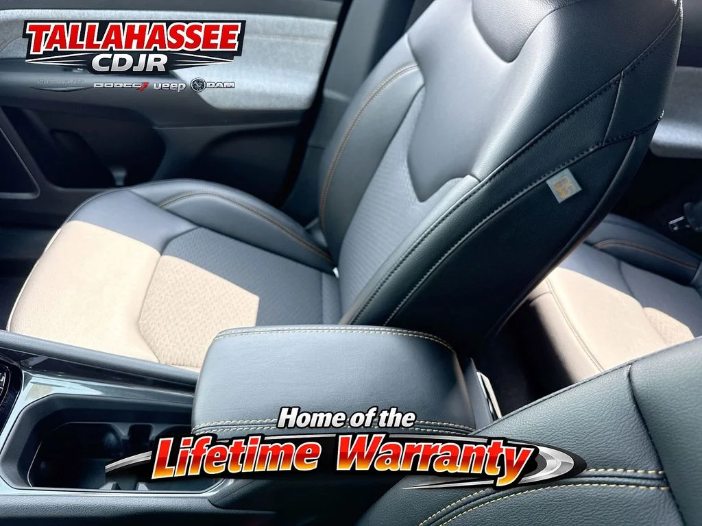 New 2026 Diamond Black Crystal Pearl-Coat Exterior Paint Jeep Latitude image 23