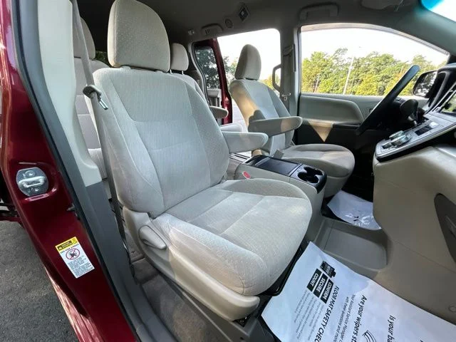 Used 2015 Red Toyota LE image 33