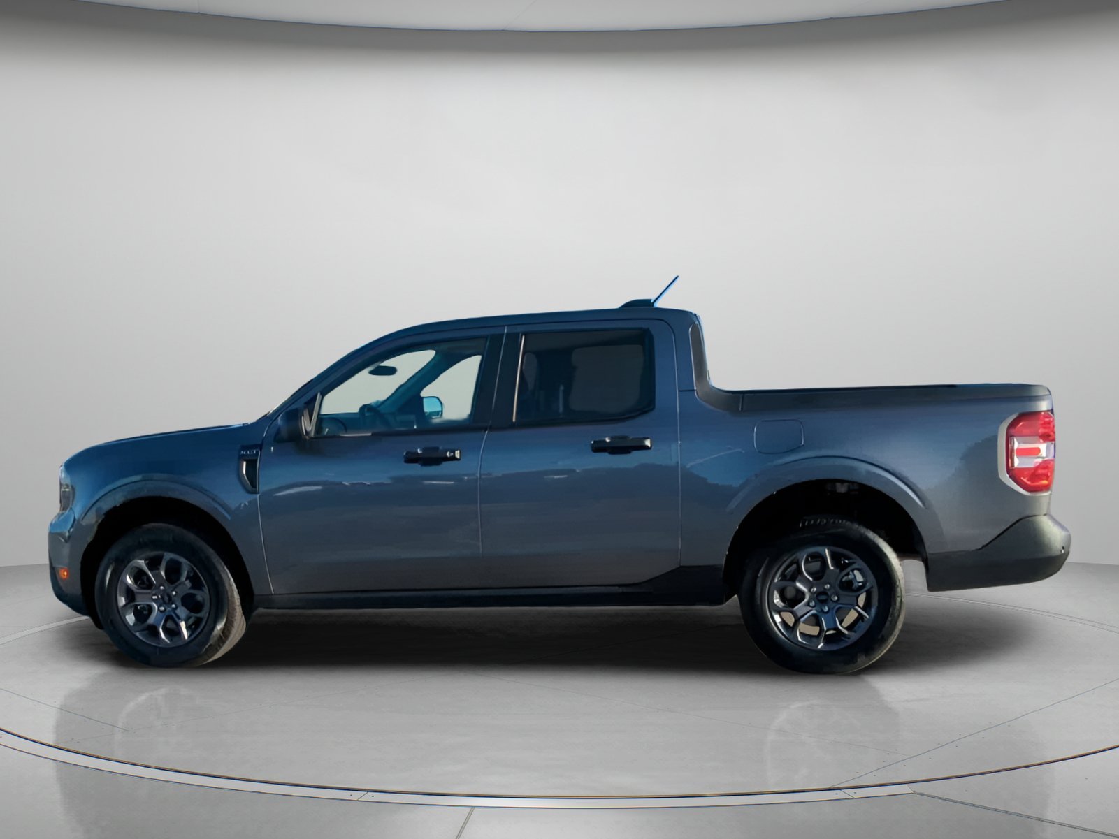 New 2026 Carbonized Gray Metallic Ford XLT image 14