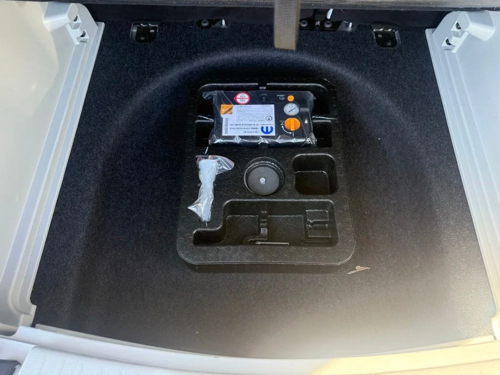 Used 2018 Silver Jeep Limited image 38