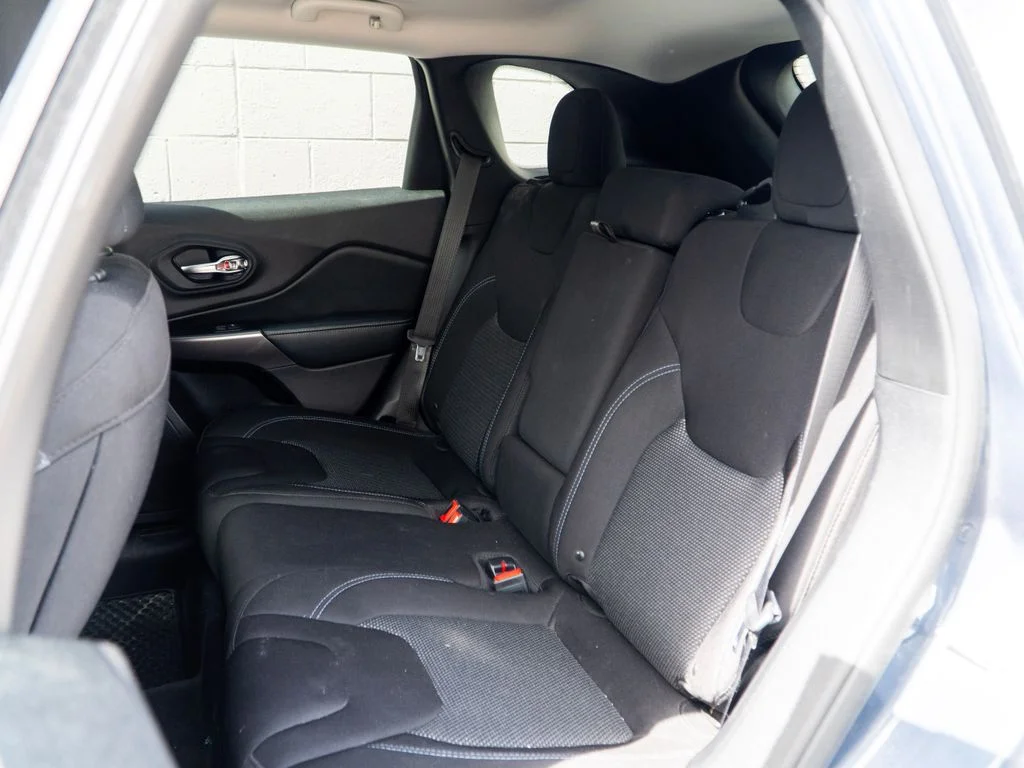 Used 2019 Blue Jeep Latitude image 18