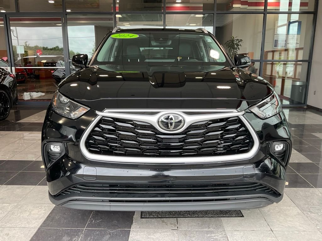 Used 2024 Toyota Highlander XLE with VIN 5TDKDRBH1RS565176 for sale in Kansas City