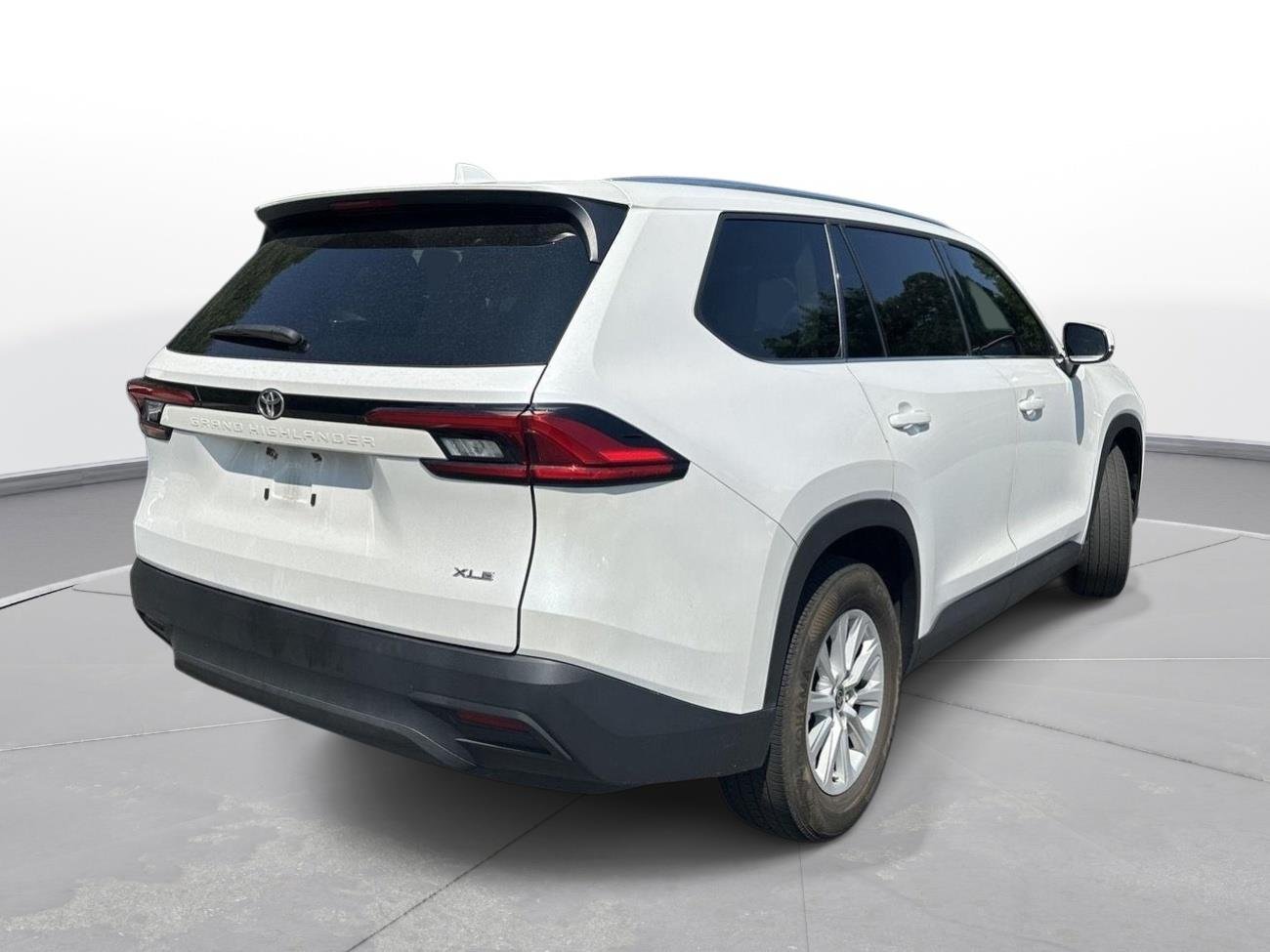 Used 2024 Wind Chill Pearl Toyota XLE image 6