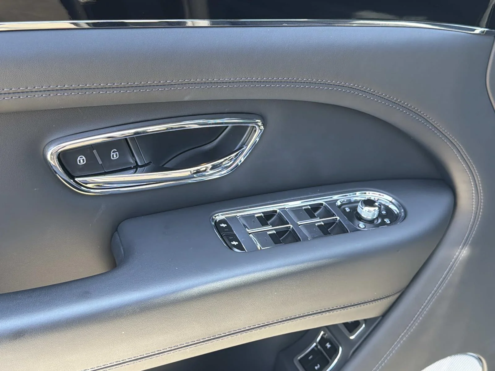2024 Bentley Bentayga - Photo 15