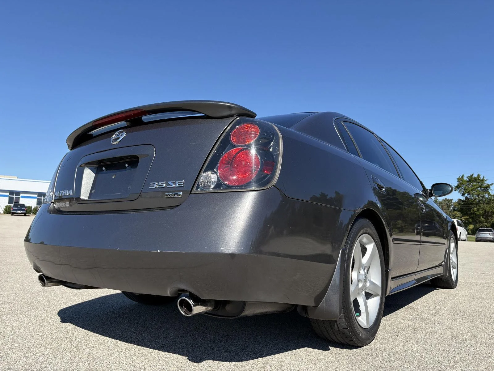 Used 2005 Smoke Metallic Nissan 3.5 SE image 21