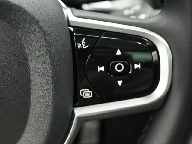 2022 VOLVO XC60 - Image 13