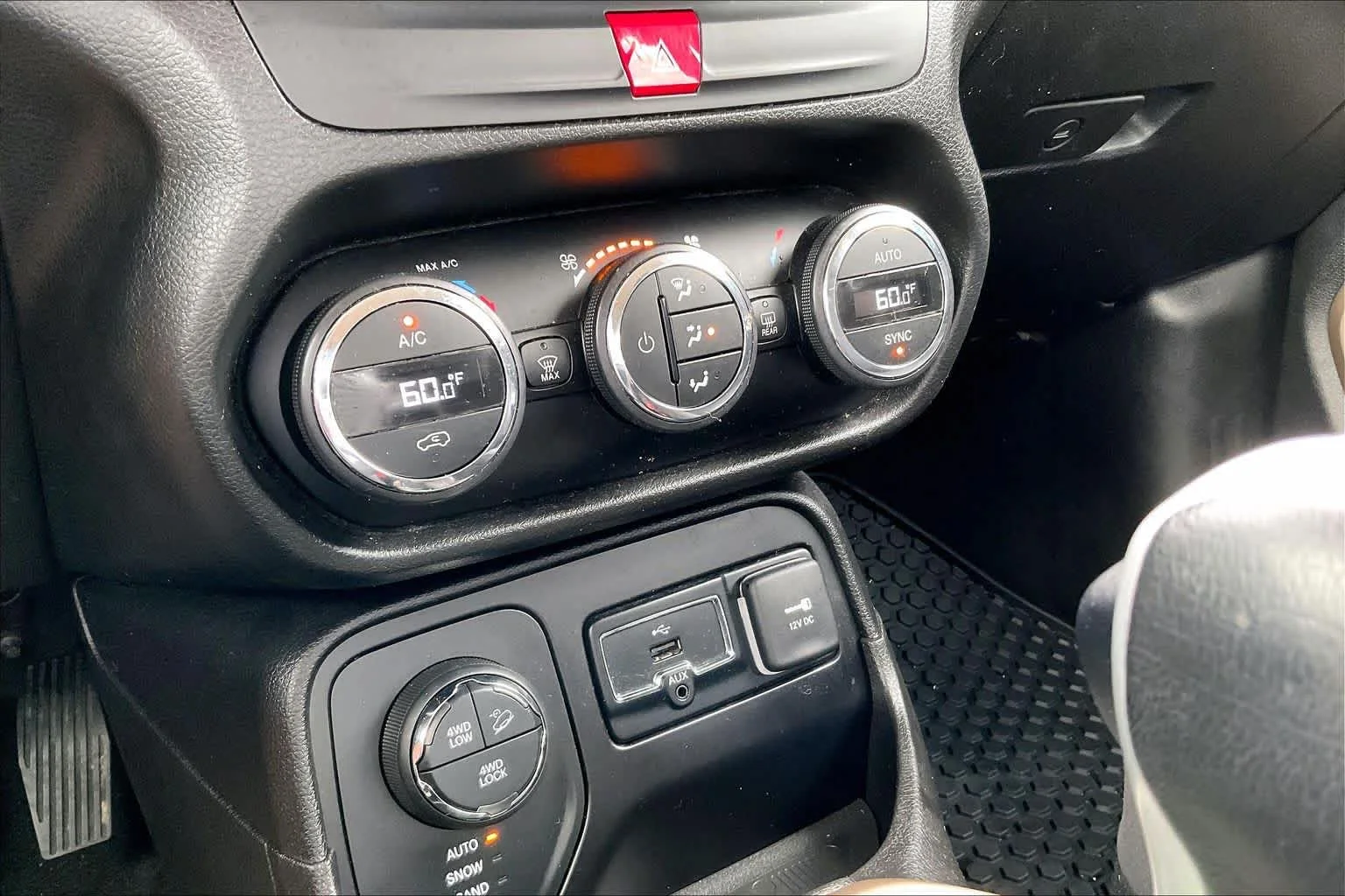 Used 2017 Mojave Sand Jeep Deserthawk image 32