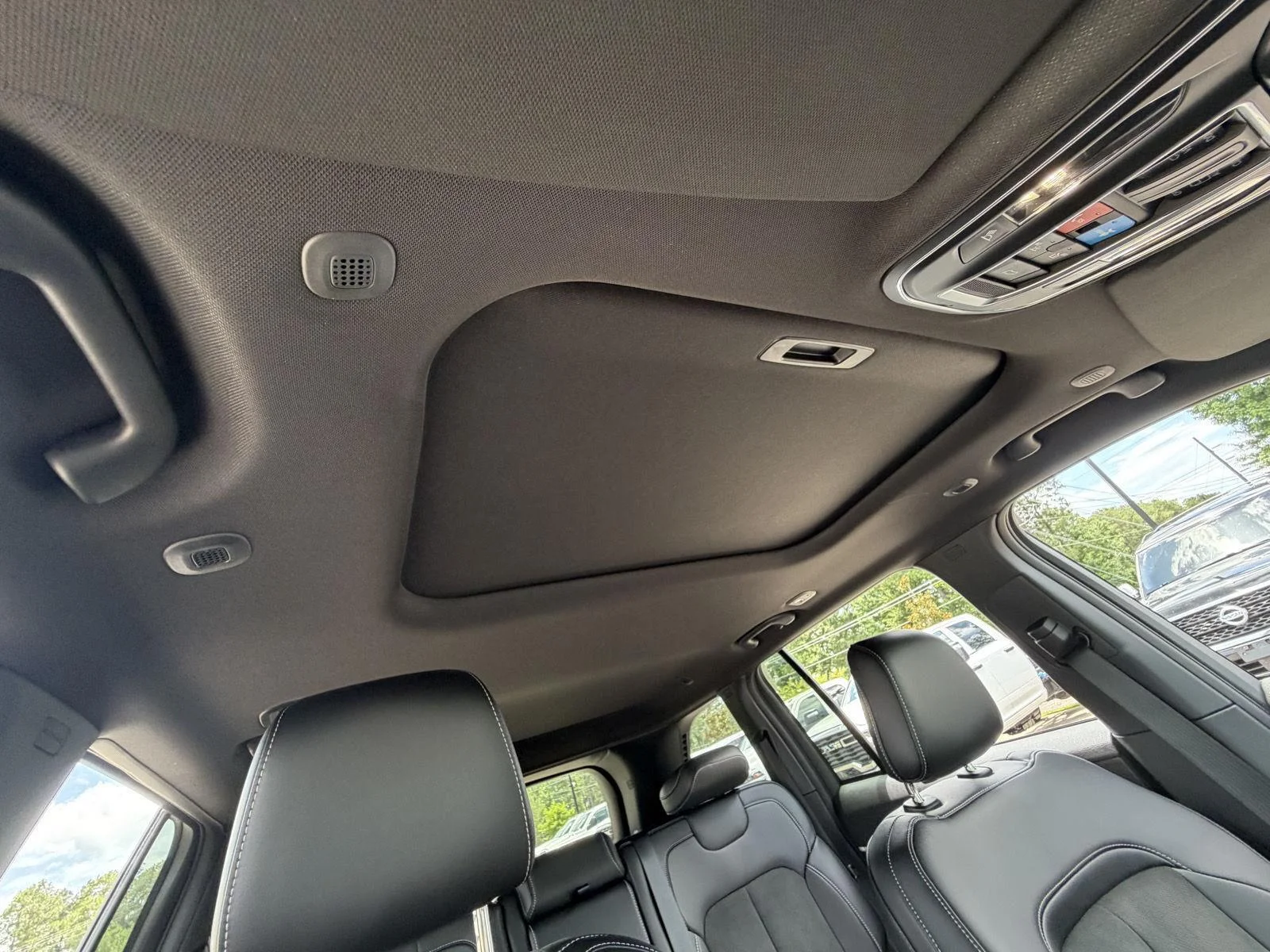 New 2026 Diamond Black Crystal Pearl-Coat Exterior Paint Jeep Laredo Altitude image 23