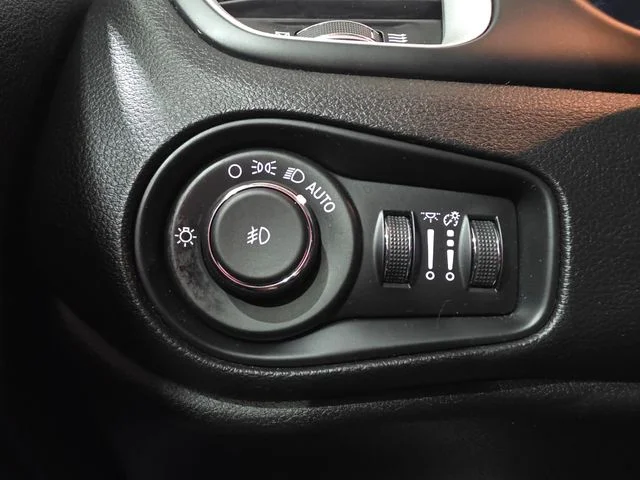 Used 2021 Silver Jeep Latitude image 18