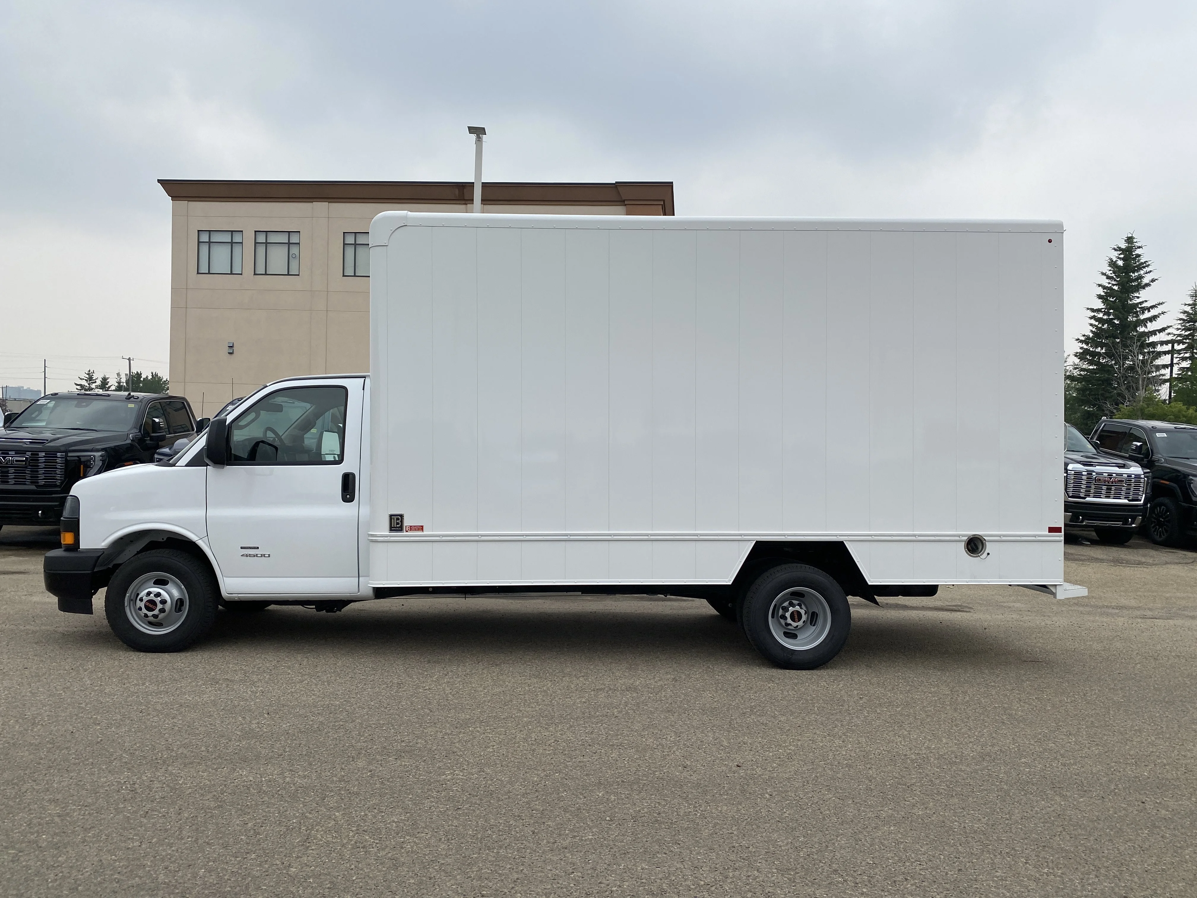 New 2026 Summit White GMC 4500 Van 177 image 3
