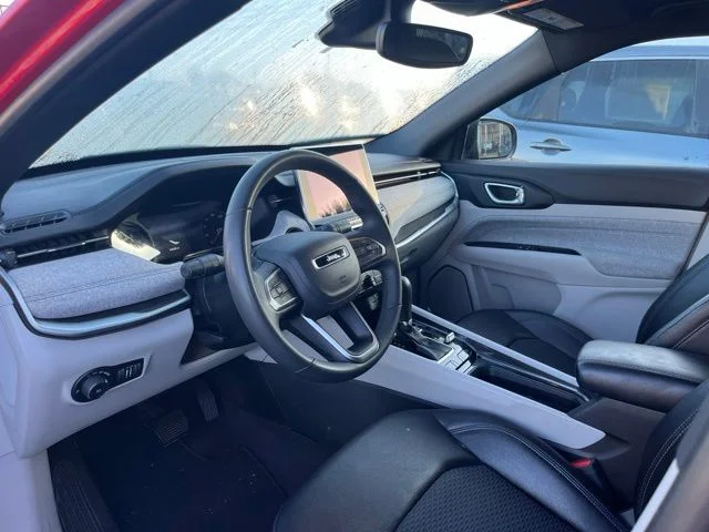 Used 2024  Jeep Latitude image 8