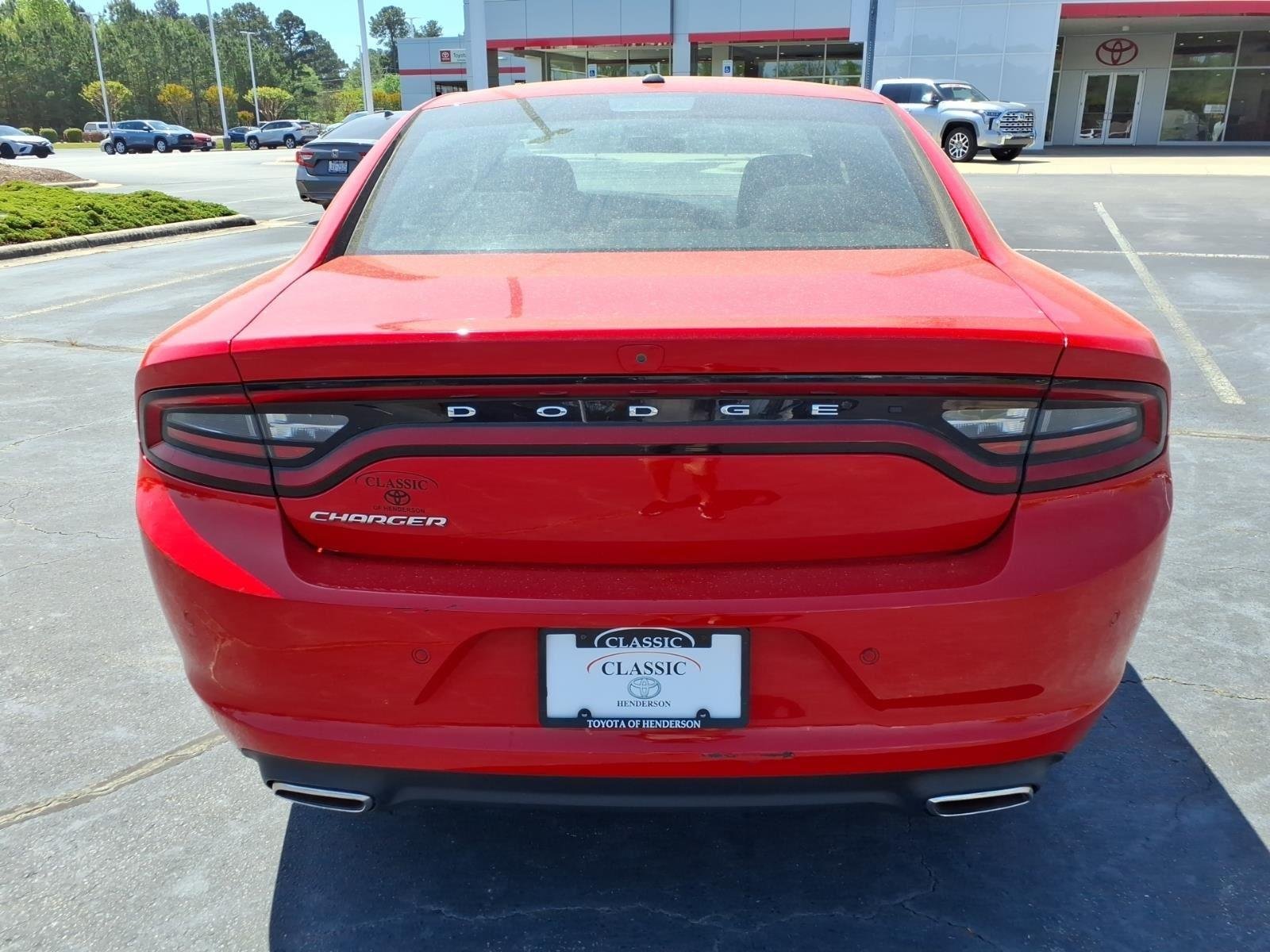 Used 2022 Torred Clearcoat Dodge SXT image 9