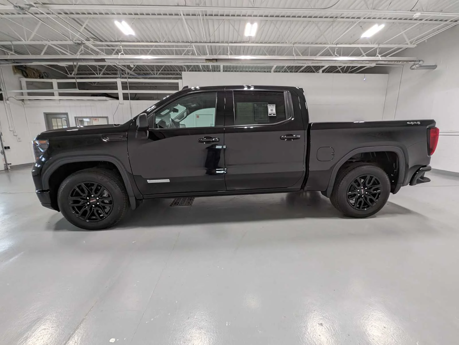 Used 2024 Onyx Black GMC Elevation image 11