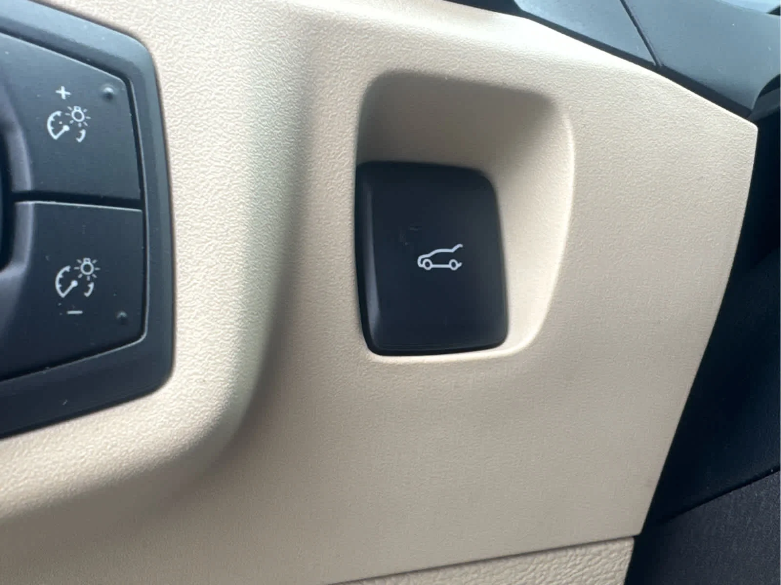 Used 2014 Oxford White Ford SE image 12