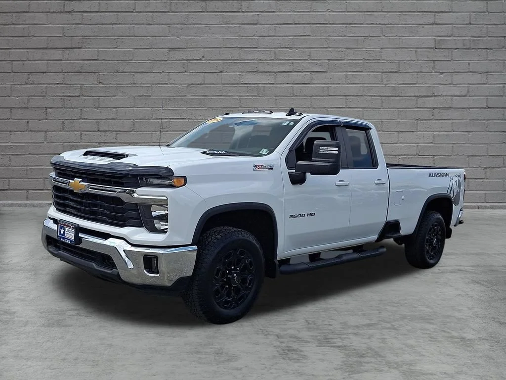 Used 2024 Summit White Chevrolet LT image 6