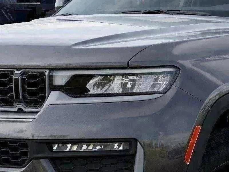 New 2026 Baltic Gray Metallic Clear-Coat Exterior Paint Jeep Limited image 39