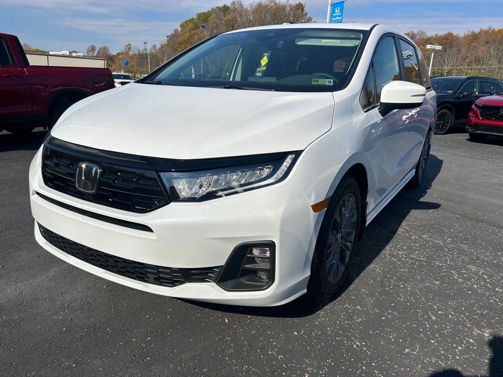 Used 2025 White Honda Touring image 4