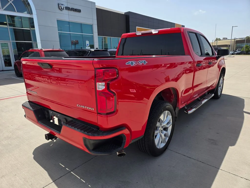 Used 2019 Red Chevrolet Custom image 3