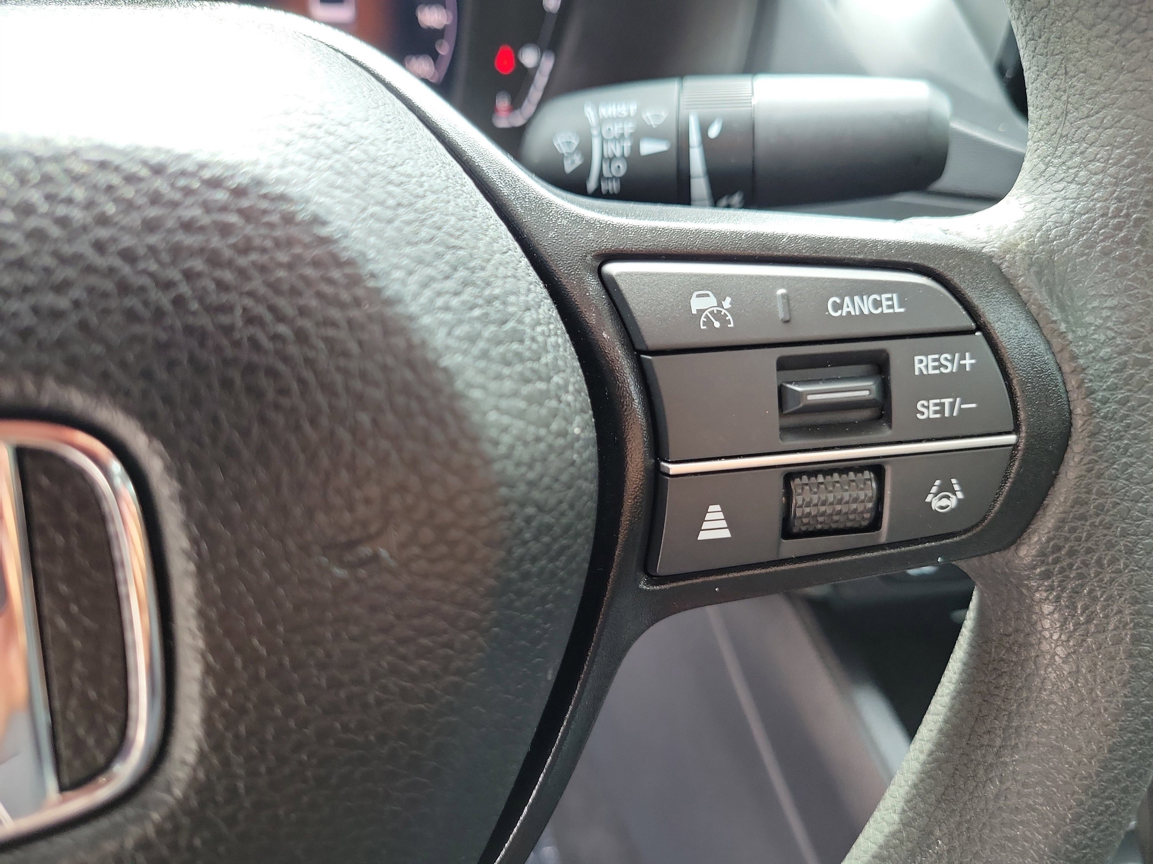 Used 2025 Platinum White Pearl Honda SE image 27