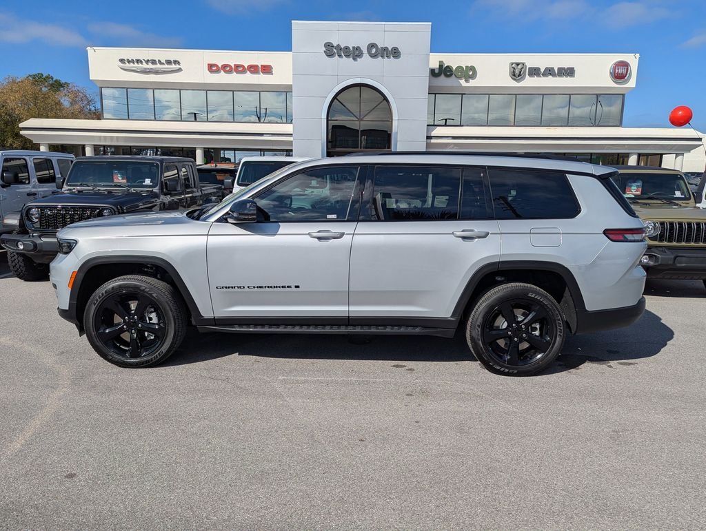 New 2025 Silver Zynith Exterior Paint Jeep Altitude X image 8