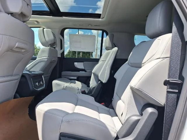 New 2027 Star White Metallic Tri-Coat Ford MAX Active image 39
