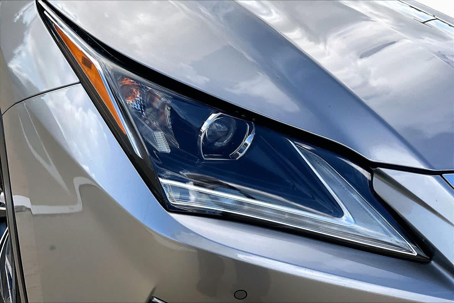 Used 2018 Atomic Silver Lexus  image 28