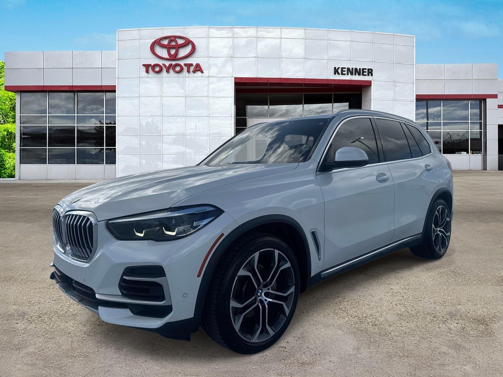 Used 2022 Mineral White Metallic BMW xDrive40i image 3