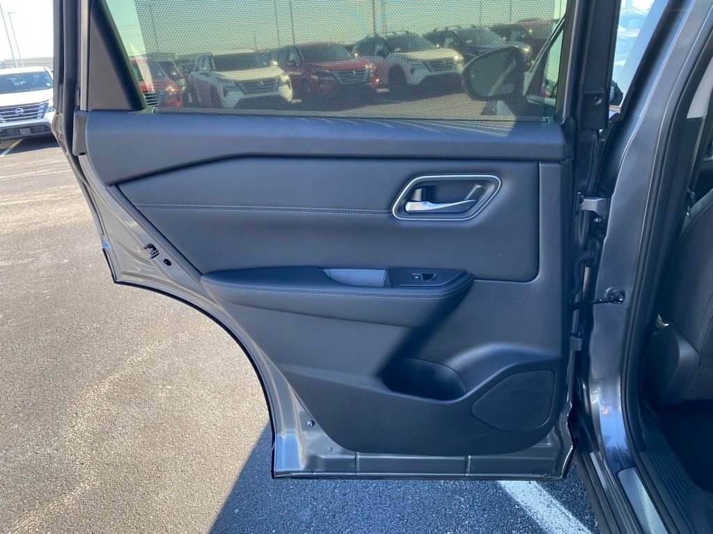 2026 Nissan Rogue Platinum - Photo 16
