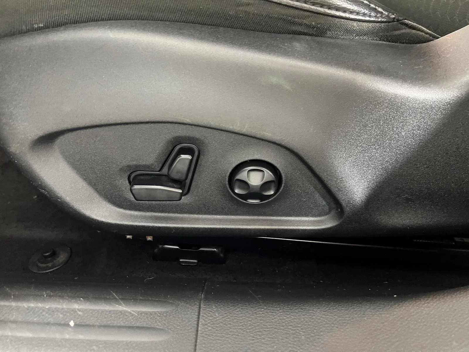 Used 2018 White Clearcoat Jeep Latitude image 10