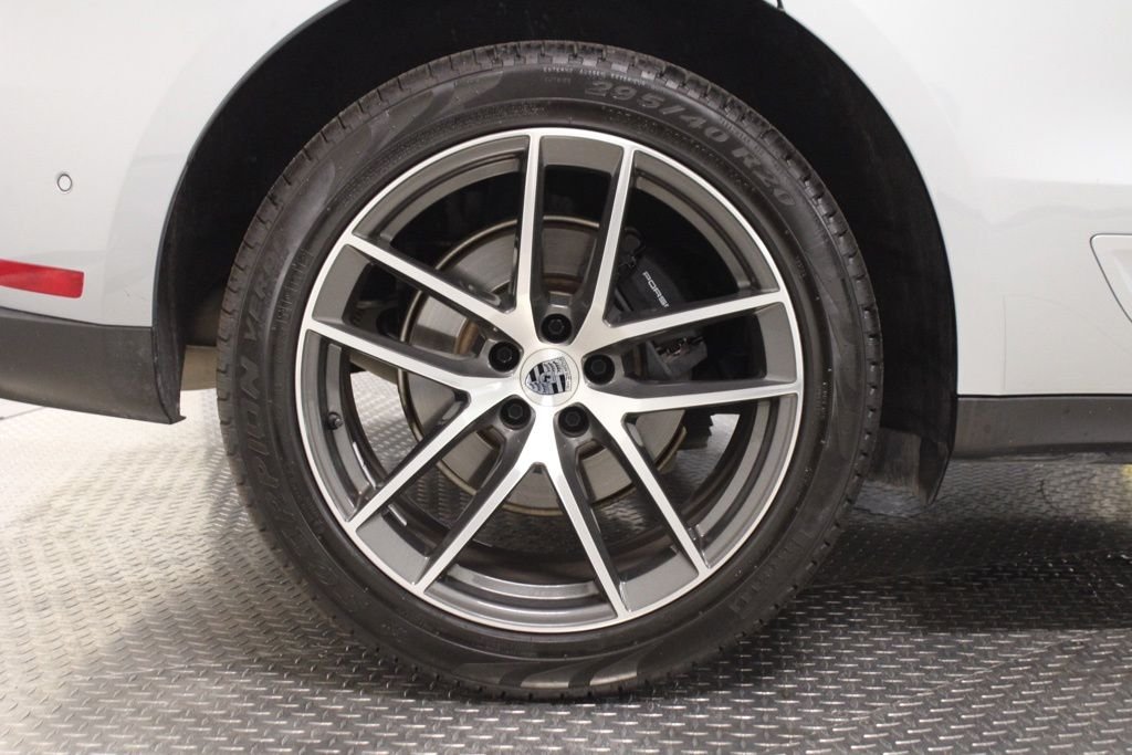 Used 2025  Porsche  image 9