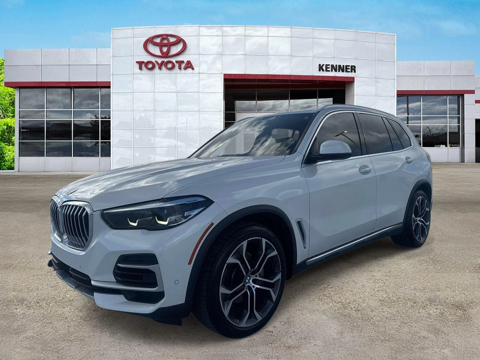 Used 2022 Mineral White Metallic BMW xDrive40i image 3