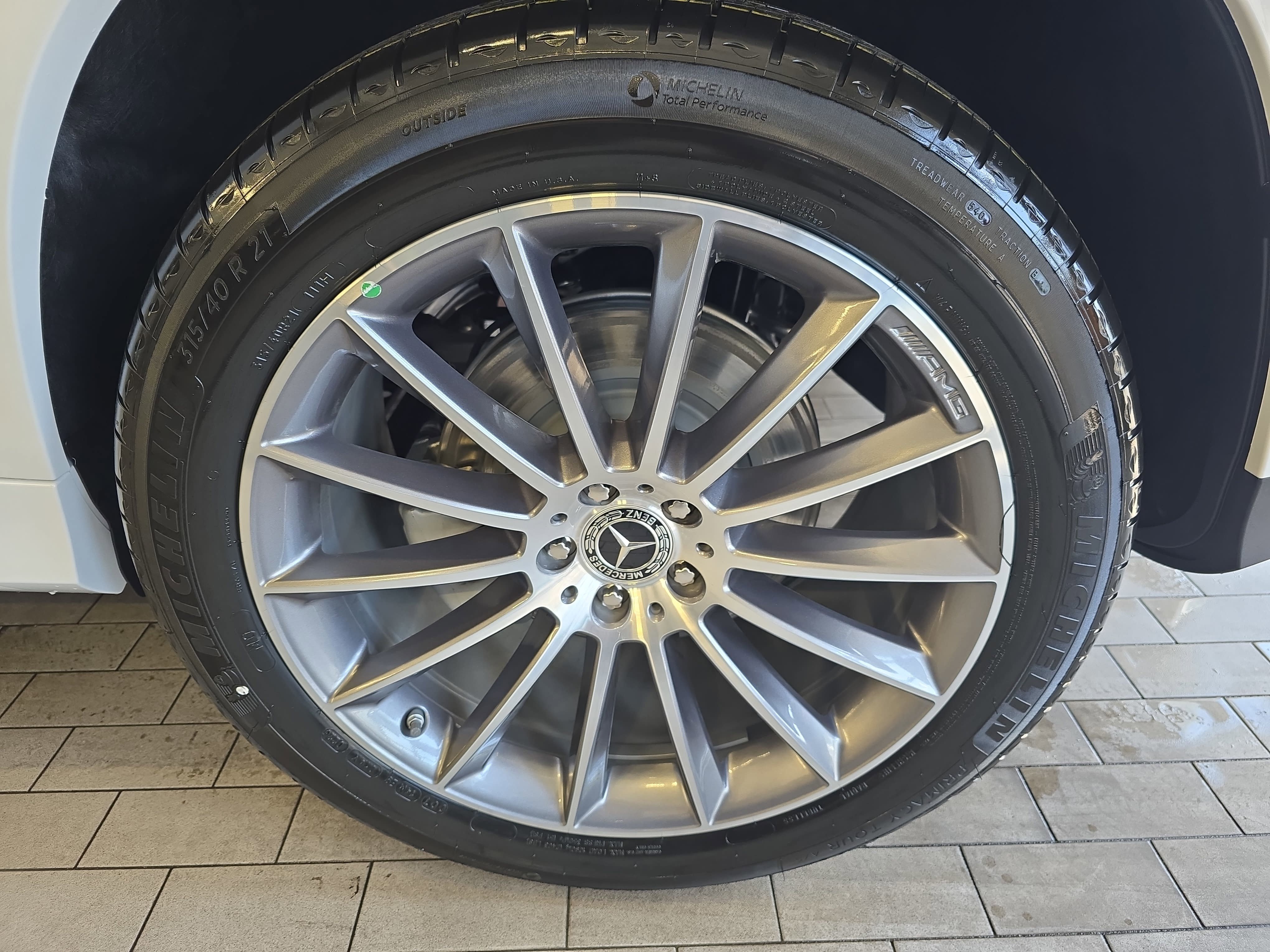 New 2026 MANUFAKTUR Moonlight White Metallic Mercedes-Benz GLE450 image 36