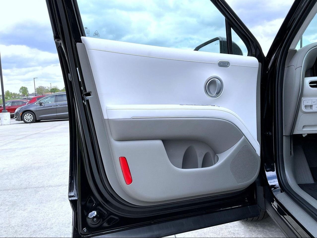 New 2026 Black Hyundai SEL Premium image 9