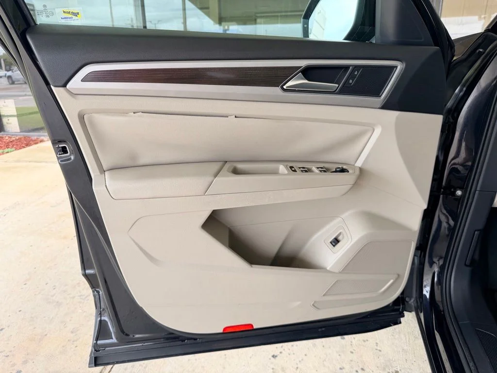 Used 2019 Black Volkswagen 3.6L V6 SE image 11