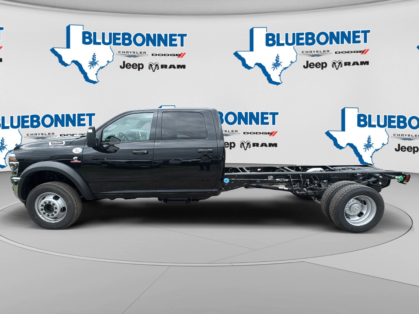 New 2026 Diamond Black Crystal Pearl-Coat Exterior Paint RAM Tradesman image 8